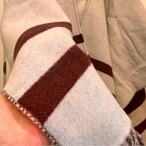 Made In Italy Weekend Max Mara Label-cut Wool Blend Large Cape Sz:OS Fall/Winter - Picture 10 of 16